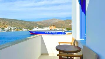 Deluxe Studio Queen with Private Balcony | Terraza o patio