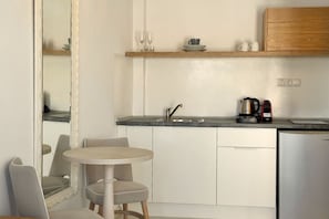 Deluxe Studio Queen with Private Balcony | Cocina privada | Frigobar