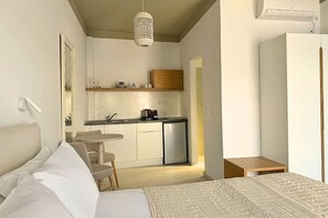 Deluxe Studio Queen with Private Balcony | Desk, free WiFi, bed sheets