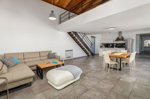 TV - Villa Luna Bianca - Modern built villa with private pool and a hot tub (Sveti Petar U Sumi)