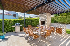 Outdoor dining - Villa Luna Bianca - Modern built villa with private pool and a hot tub (Sveti Petar U Sumi)