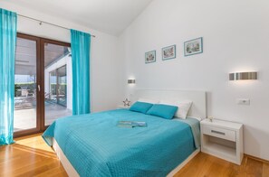 3 slaapkamers, een strijkplank/strijkijzer, wifi, beddengoed