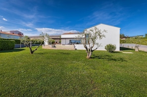 Property grounds - Villa Luna Bianca - Modern built villa with private pool and a hot tub (Sveti Petar U Sumi)