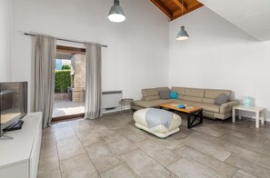 TV - Villa Luna Bianca - Modern built villa with private pool and a hot tub (Sveti Petar U Sumi)