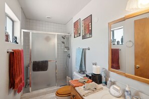 Cabaña, 3 habitaciones | Baño | Toallas, shampoo, papel de baño 