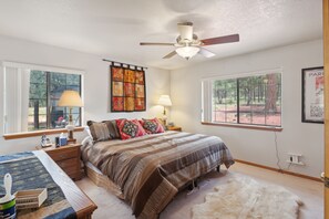 Cabaña, 3 habitaciones | 3 habitaciones, escritorio y espacio para trabajar con laptop 