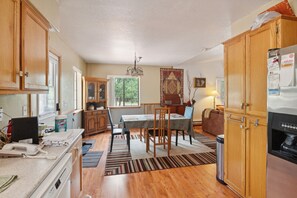 Ferienhütte, 3 Schlafzimmer | Eigene Küche | Kühlschrank, Ofen, Wasserkocher mit Kaffee-/Teezubehör