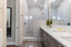 Appart'hôtel, 2 chambres | Salle de bain | Serviettes fournies, shampoing