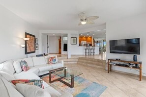 Condo, 2 chambres | Aire de séjour