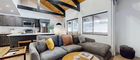 Condo, 2 habitaciones | Área de sala de estar | Smart TV