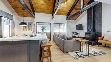 Condo, 2 quartos | Área de estar | Smart TV