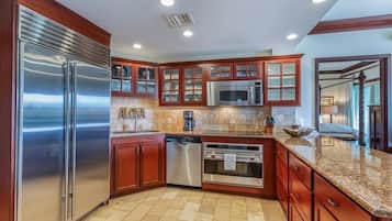 Appartement, 2 slaapkamers | Privékeuken | Een koelkast, een oven, een koffiezetapparaat/waterkoker