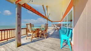 Outdoor dining - Mariposa: 3  BR, 3  BA House in Gilchrist, Sleeps 12 (Gilchrist)