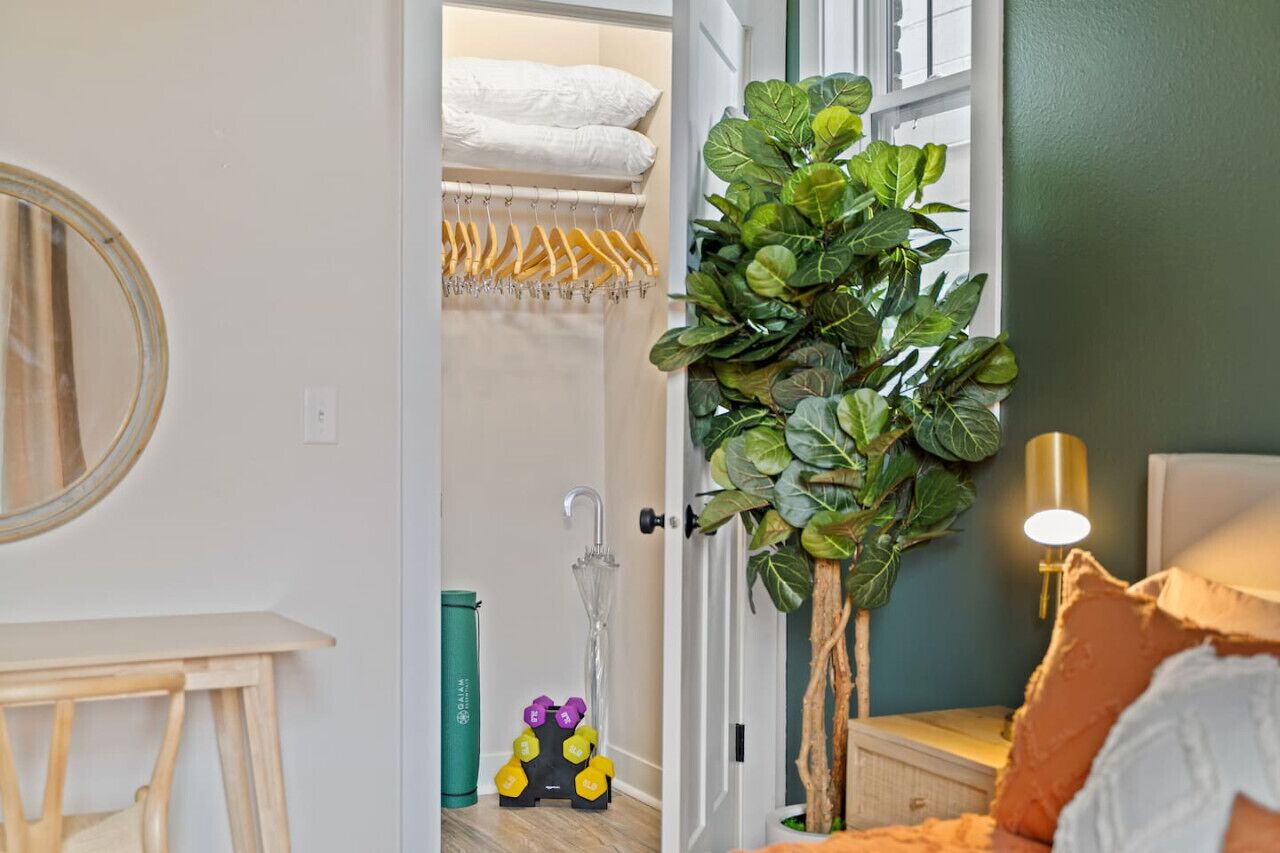 2 bedrooms, desk, iron/ironing board, WiFi