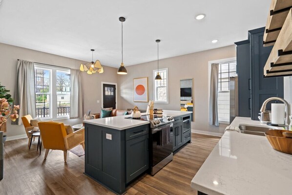 ثلاجة، ميكروويف، فرن، موقد طهي مسطح