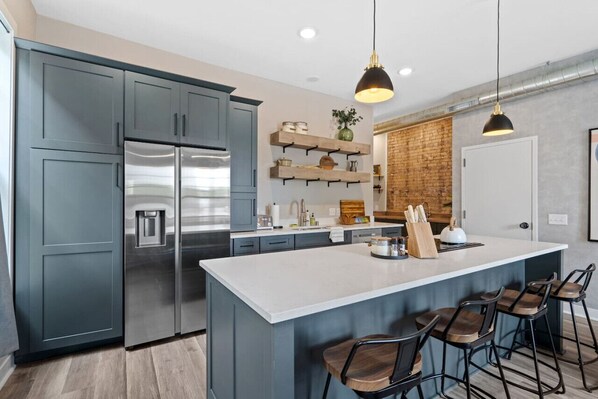 Réfrigérateur, micro-ondes, four, plaque de cuisson