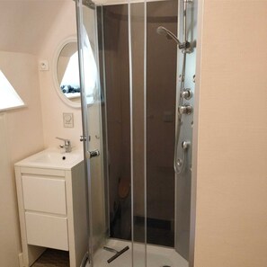 Dusche, Haartrockner, Handtücher, Seife