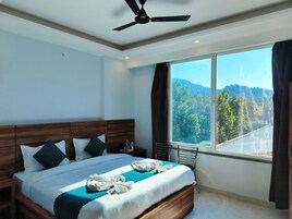 Superior Double Room | Laptop workspace, free WiFi, bed sheets