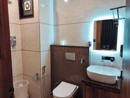 Premium Room | Bathroom | Shower, free toiletries, hair dryer, slippers