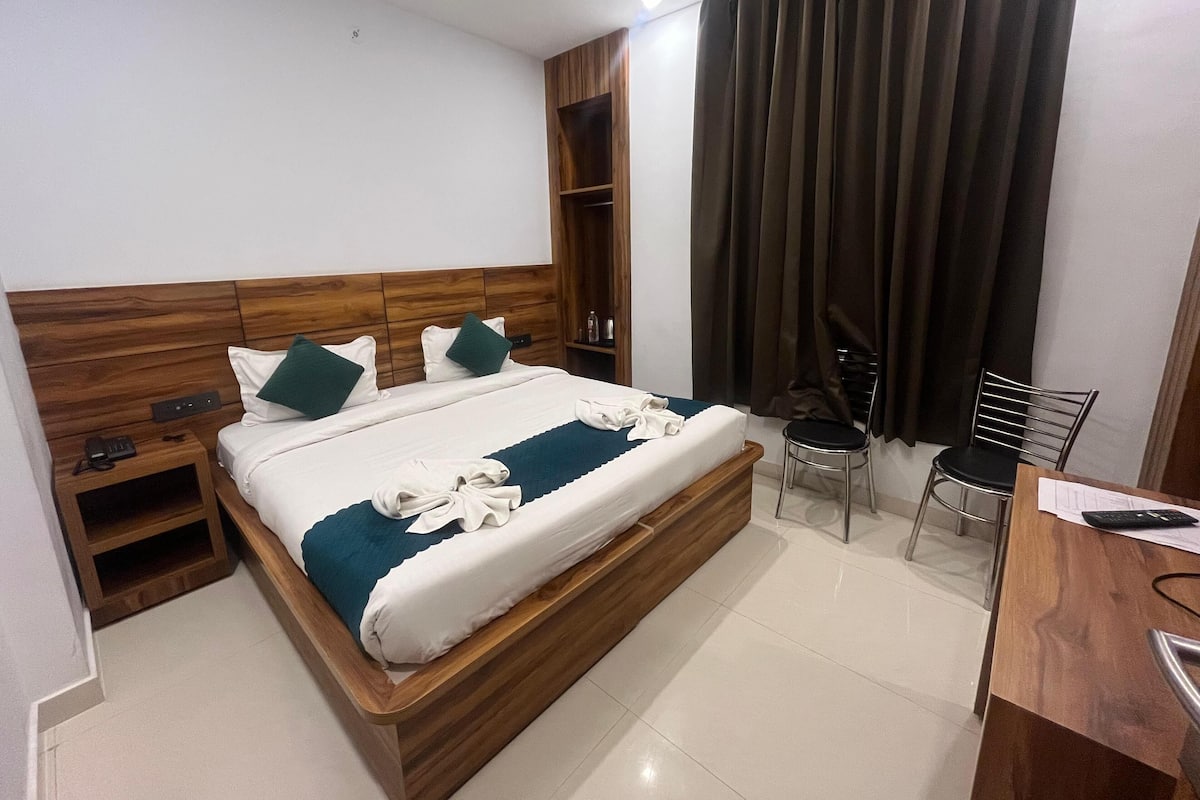 Standard Double Room | Laptop workspace, WiFi (free), bed sheets