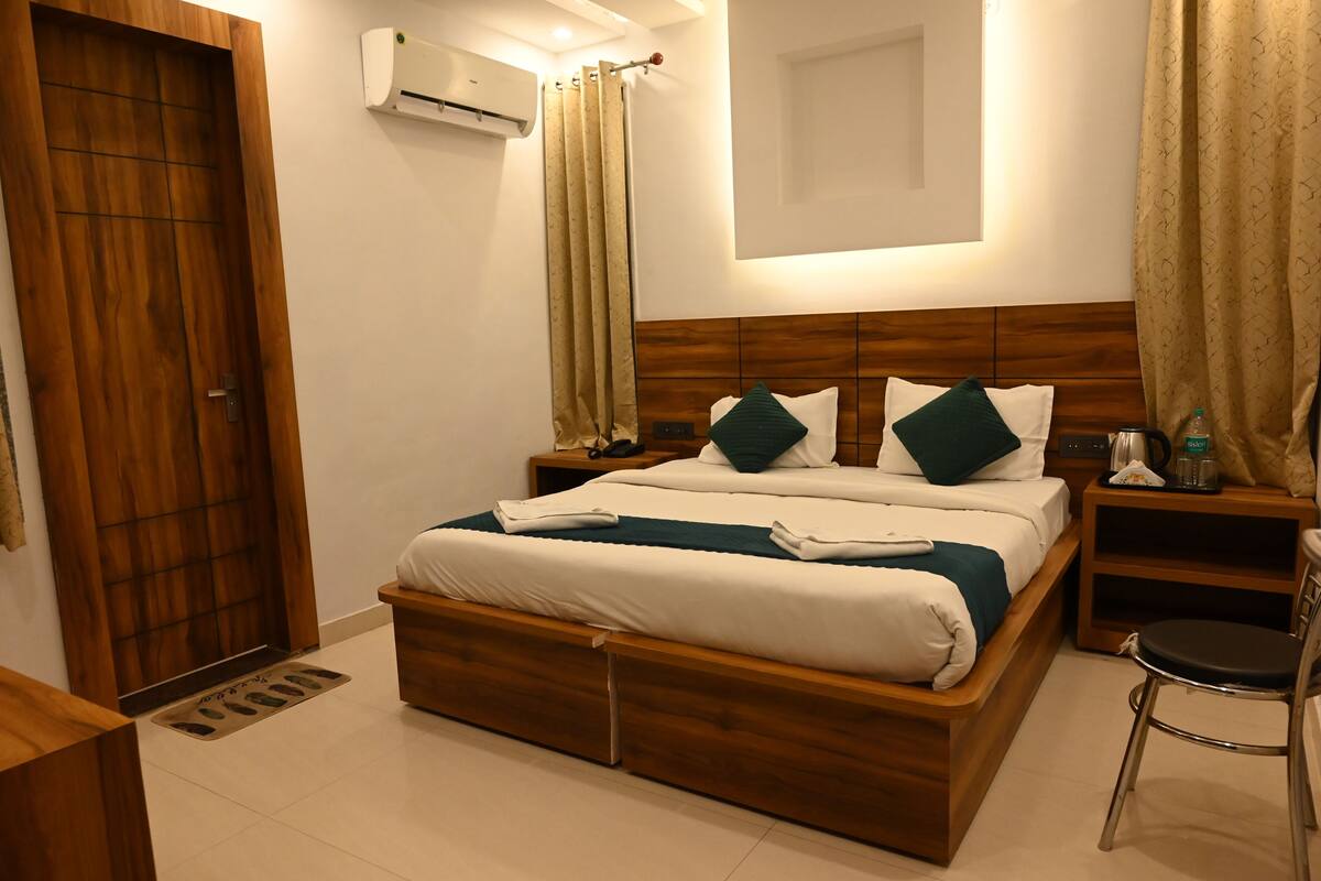 Deluxe Double Room | Laptop workspace, WiFi (free), bed sheets