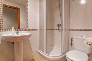 Douche, sèche-cheveux, serviettes fournies