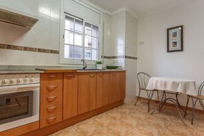 Réfrigérateur, micro-ondes, four, cafetière/bouilloire