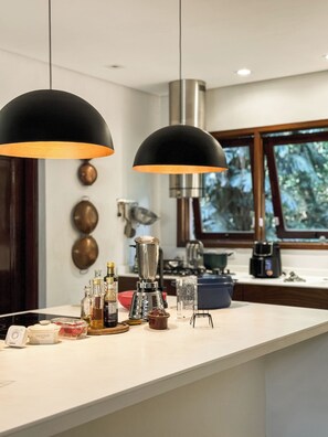 Fridge, oven, stovetop, coffee/tea maker