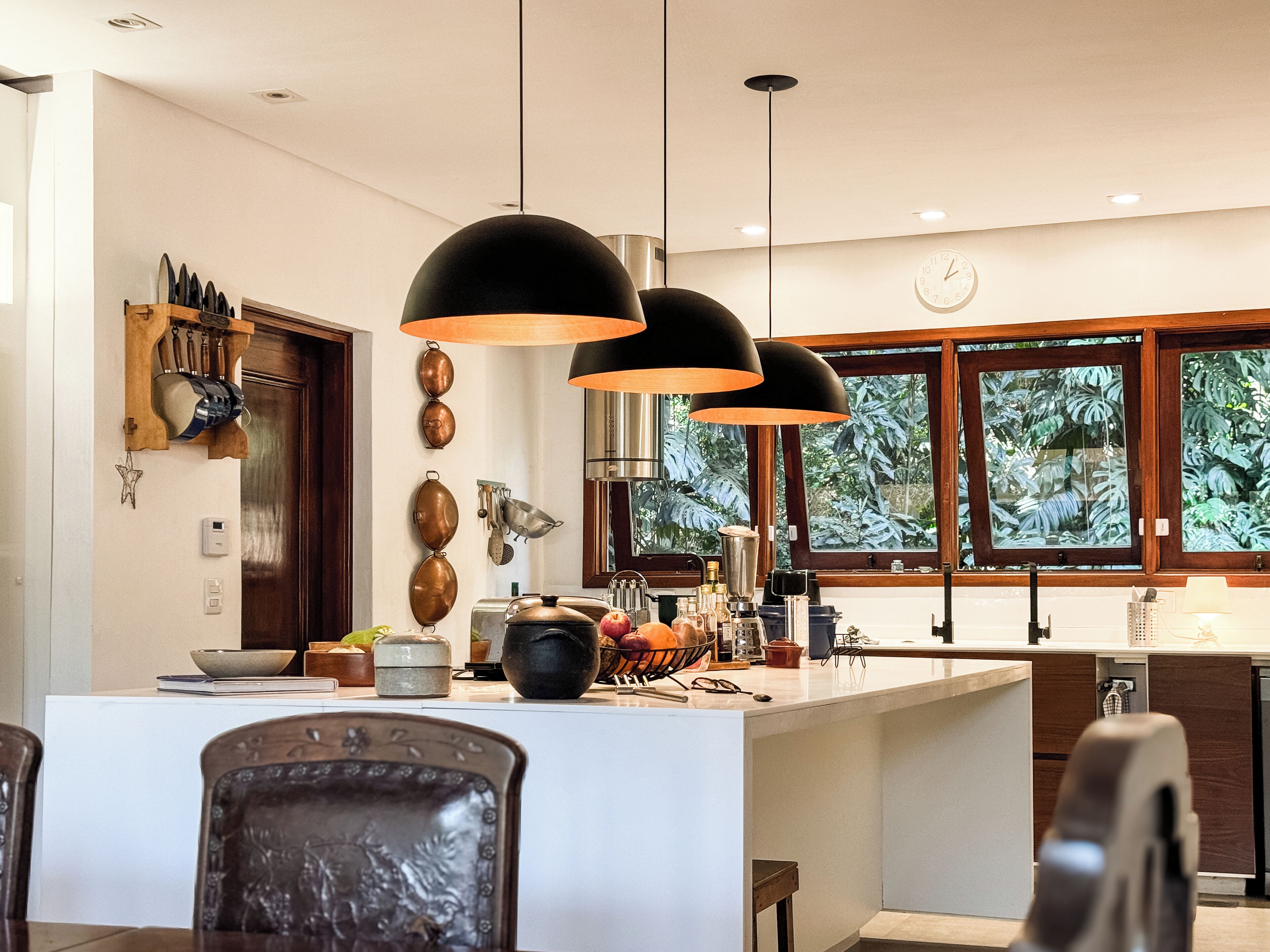 Jääkaappi, uuni, liesi, kahvin-/teenkeitin