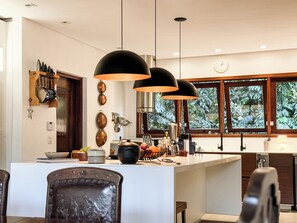 Een koelkast, een oven, een kookplaat, een koffiezetapparaat/waterkoker