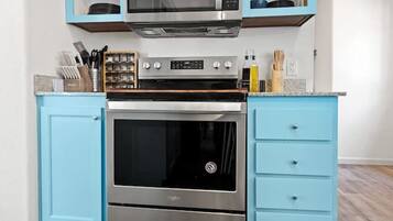 Fridge, microwave, stovetop, dishwasher