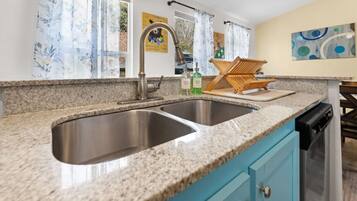 Kühlschrank, Mikrowelle, Herdplatte, Geschirrspüler