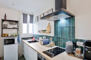 Een koelkast, een magnetron, een oven, een kookplaat