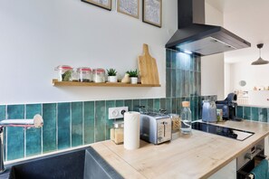Fridge, microwave, oven, stovetop - Chic, modern studio near Place d'Italie (Paris)