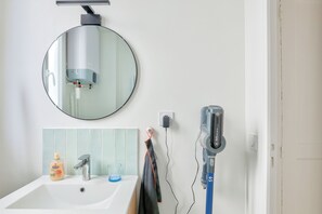 Een douche, handdoeken, toiletpapier
