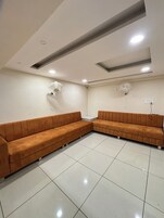 Deluxe Double Room | Living area | 32-inch LCD TV with digital channels, Netflix, Hulu