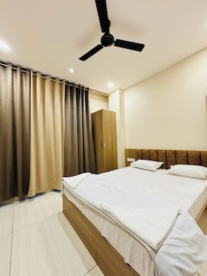 Premium bedding, down duvets, memory-foam beds, individually decorated - Hotel Shreegopal (Ujjain)