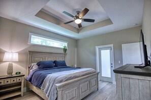 4 bedrooms, desk, iron/ironing board, WiFi - Open Concept home with Heated Pool in peaceful North Port
3 Bdrm, 4 Bath + Den (North Port)