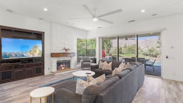 Televisión, chimenea, reproductor de DVD y futbolito