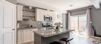 GLOBALSTAY. 20 Ppl 5BR Townhome on the Lake. HotTub, Gym, BBQ