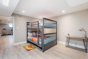 5 Schlafzimmer, Schreibtisch, Bügeleisen/Bügelbrett, Reisekinderbett