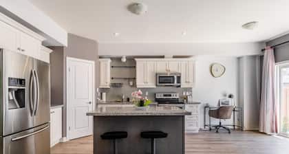 GLOBALSTAY. 20 Ppl 5BR Townhome on the Lake. HotTub, Gym, BBQ