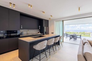 Fridge, microwave, oven, coffee/tea maker - "Azzurro" | Luxury Living | The Cape at Blue Bay (Rif Sint Marie)