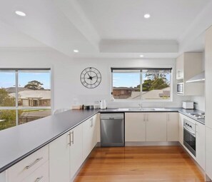 Mikrobølgeovn, kogeplade, opvaskemaskine, kaffe-/temaskine