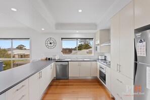 Microwave, stovetop, dishwasher, coffee/tea maker - Killara Heights Summa (Cowes)