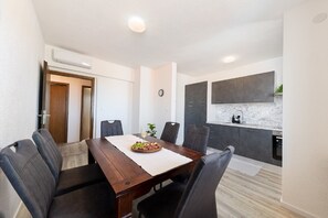 Apartament (Two Bedroom Apartment with Balcony an) | Menjador