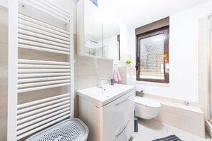 Apartament (Two Bedroom Apartment with Balcony an) | Bany | Dutxa i tovalloles 