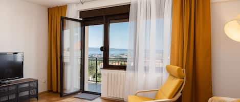 Departamento (Two Bedroom Apartment with Balcony an) | Sala de estar | Televisión de pantalla plana de 32 pulgadas con canales digitales