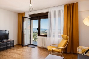 Apartament (Two Bedroom Apartment with Balcony an) | Sala d'estar | Televisor de pantalla plana de 32 polzades amb canals digitals 