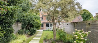 The Town House - sleeps 6 guests in 3 bedrooms